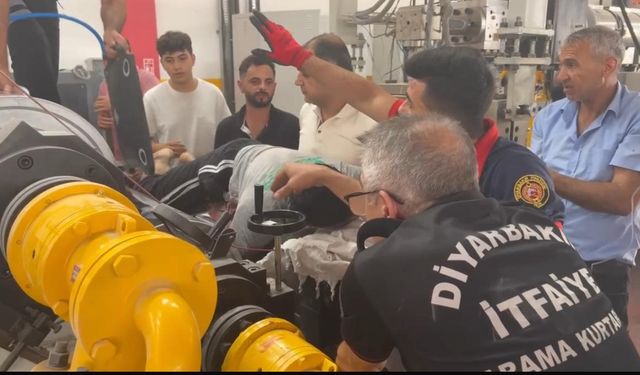 Diyarbakır’da elini levha kesme makinesine kaptıran işçi yaralandı