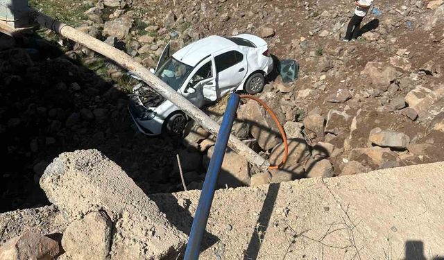 Diyarbakır’da otomobil köprüden düştü: 1 yaralı