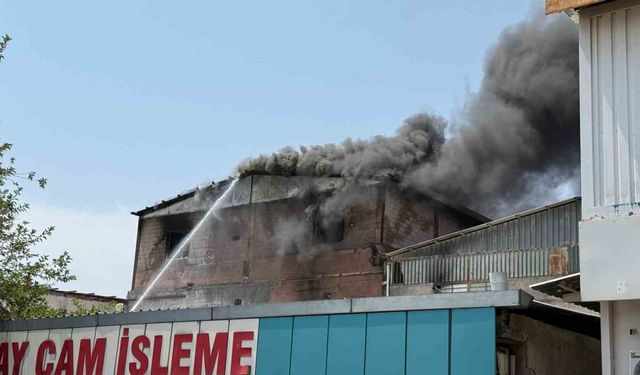 Diyarbakır’da sanayi sitesinde bulunan kereste deposunda yangın çıktı. Bölgeye çok sayıda itfaiye ekibi sevk edildi. Söndürme çalışmaları devam ediyor.