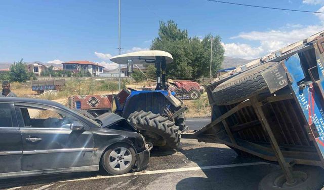 Doğanşehir’de otomobil, traktör römorkuna çarptı: 2 yaralı