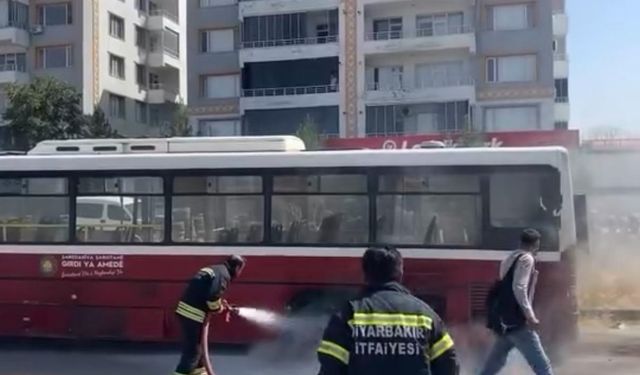 Durakta yolcu bekleyen halk otobüsünde yangın