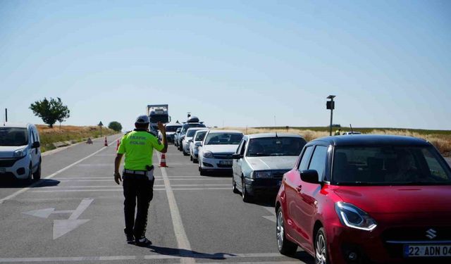 Edirne-Havsa yolundaki anız yangını kontrol altına alındı, yol trafiğe açıldı