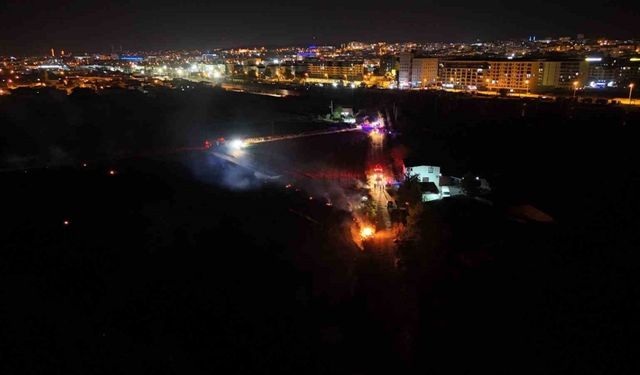 Edirne’de anız yangını paniğe neden oldu: Alevler evlere sıçramadan söndürüldü
