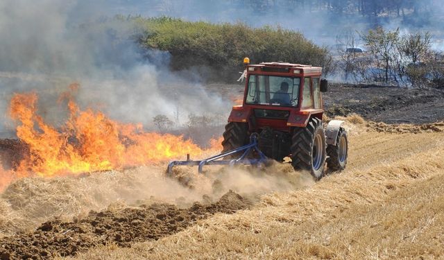 Edirne’de orman ve anız yangınına havadan ve karadan müdahale sürüyor