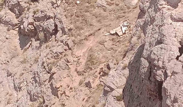 El freni çekilmeyen greyderin sürüklediği otomobil uçuruma yuvarlandı: 1 ölü, 1 yaralı