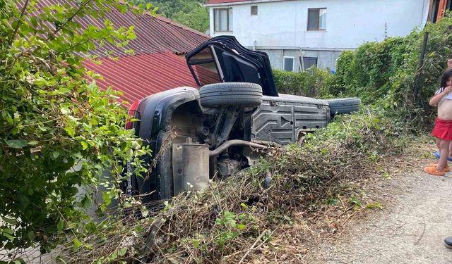 El freni çekilmeyen otomobil evin boşluğuna düştü
