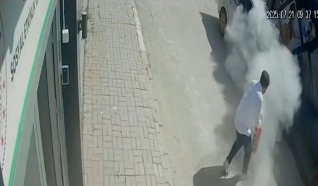 Elazığ’da araç yangını güvenlik kameralarına yansıdı