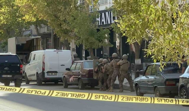 Elazığ’da bir kişi polisle çatıştı: Şahıs etkisiz hale getirildi, 1 polis yaralandı