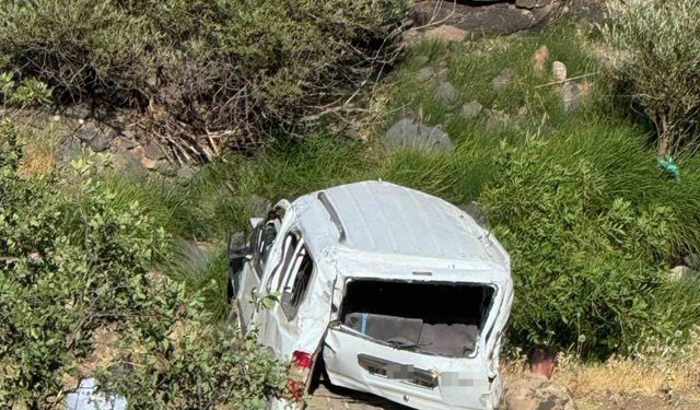 Elazığ’da hafif ticari araç şarampole uçtu: 1 ölü