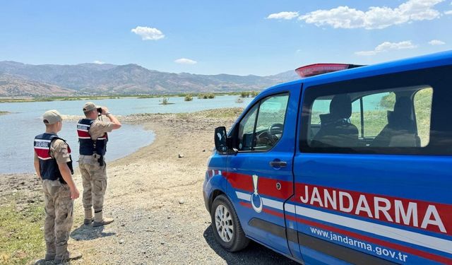 Elazığ’da jandarma ekipleri, su kenarlarında denetim yaptı
