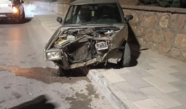 Elazığ’da otomobil duvara çarptı: 1 yaralı