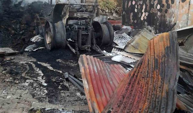 Elazığ’da yanan traktör kullanılmaz hale geldi