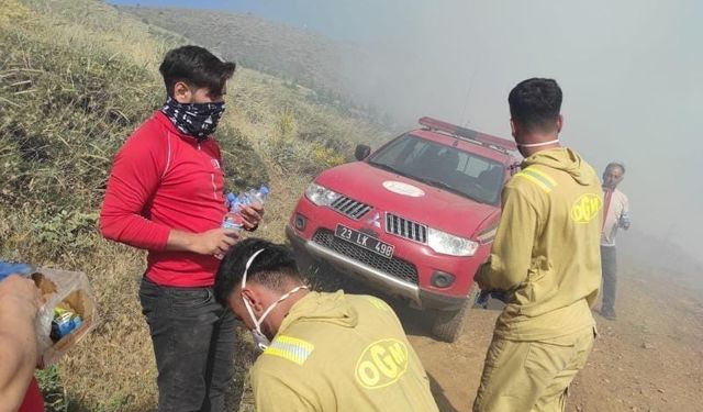 Elazığ’da yeniden başlayan örtü yangınına müdahale ediliyor