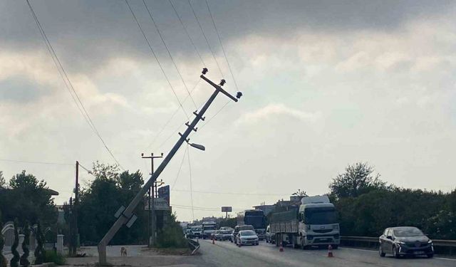 Elektrik direğine çarpan tır, trafiği tehlikeye soktu
