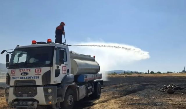 Emet’te biçerdöver kaynaklı yangında yaklaşık 500 dekar ekili alan zarar gördü