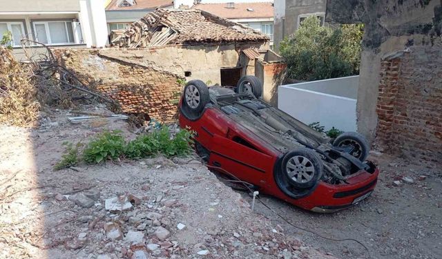 Erdek’te park etmeye çalışırken takla atan araç arsaya düştü