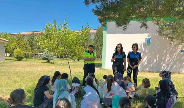 Erzincan polisi çocukları bilgilendiriyor