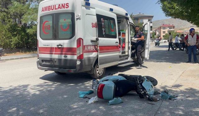 Erzincan’da motosiklet ile hafif ticari araç çarpıştı: 1 yaralı