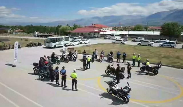 Erzincan’da motosiklet sürücülerine güvenli sürüş eğitimi verildi