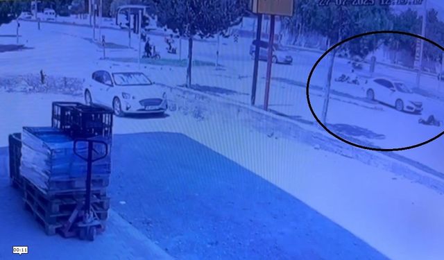 Erzincan’da otomobil ile elektrikli bisikletin çarpışma anı güvenlik kamerasına yansıdı