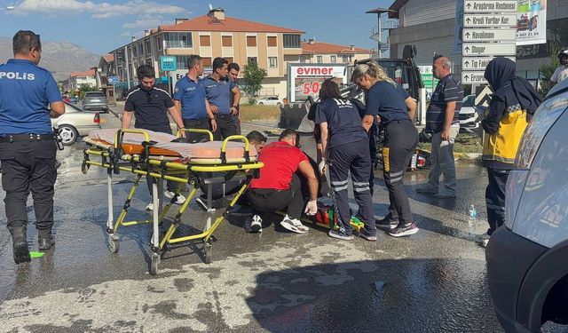 Erzincan’da otomobil ile motosiklet çarpıştı: 2 yaralı