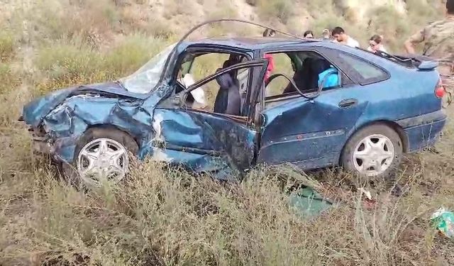 Erzurum-Artvin karayolunda iki araç kafa kafaya çarpıştı: 3 yaralı