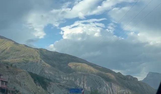 Erzurum’da spor araç mıcıra kapıldı, sürücü kazayı son anda atlattı