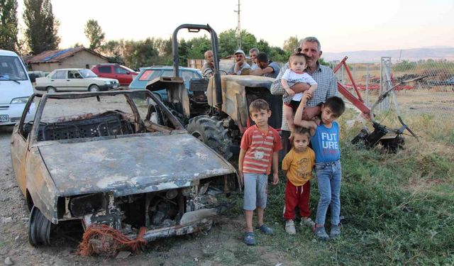 Ev, traktör ve otomobili yanan çift 4 torunuyla yuvasız kaldı