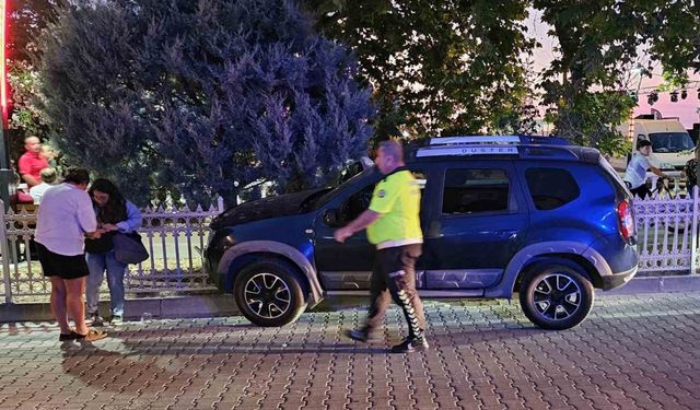 Fenalaşan cip sürücüsü demir korkuluklara çarptı