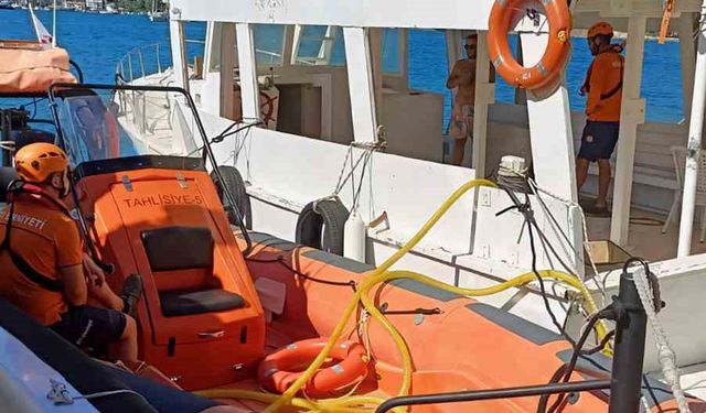 Fethiye limanında su alarak batma tehlikesi yaşayan teknenin suyu tahliye edildi