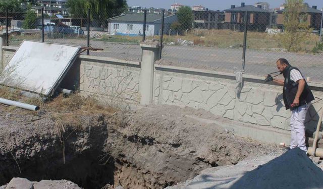 Foseptik inşaatında üzerine taş düşen işçi yaralandı