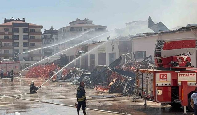 Gaziantep’te meslek lisesindeki yangına müdahale sürüyor