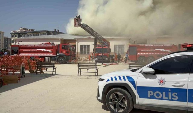 Gaziantep’te meslek lisesinin mobilya atölyesinde yangın