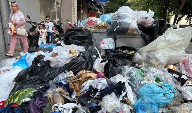 Grev olmasa da İzmir’in göbeğinde sokaklar çöp dolu