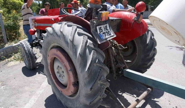 Hafif ticari araç ile traktör çarpıştı: 7 kişi yaralandı