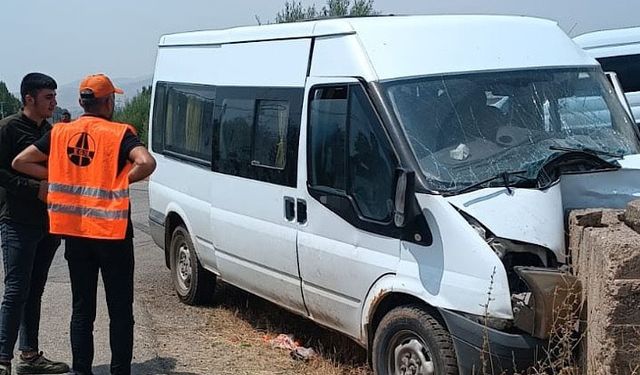 Hakkari’de minibüs duvara çarptı: 4 yaralı
