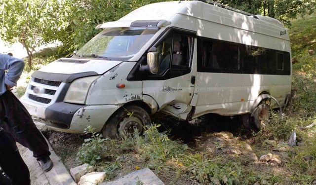 Hakkari’de minibüs takla attı, 7 kişi yaralandı