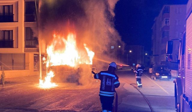 Halk otobüsü alev topuna döndü