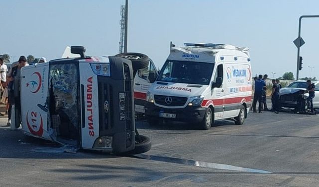 Hasta taşıyan ambulans kaza yaptı, 2 sağlık görevlisi yaralandı