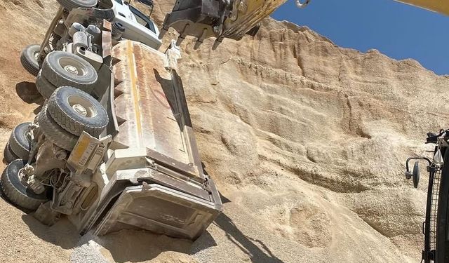 Hatay’da kum ocağında çalışan kamyon devrildi: 1 yaralı