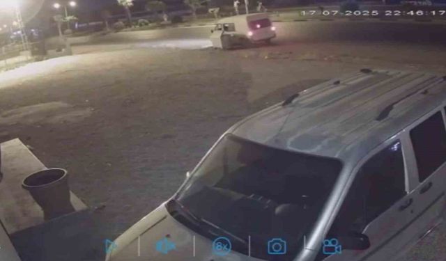 Hırsızların yol kenarında duran çöp konteynerini araca yükleyip çaldığı anlar kamerada