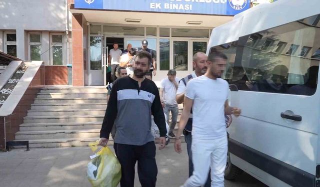 Hırsızlık suçundan 52 yıl hükümlü şahıs saklandığı tuvalette yakalandı: O anlar kamerada