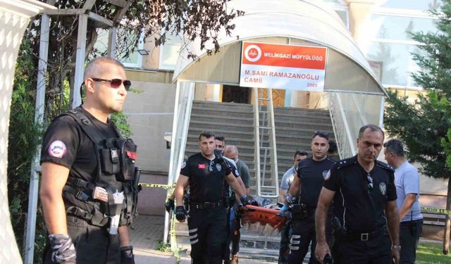 Husumetlisini namaz kılarken boğazını keserek öldürdü