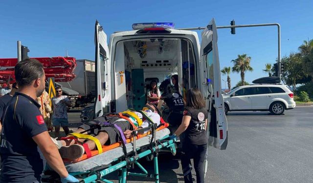 İki otomobil çarpıştı, sıkışan sürücüyü itfaiye ekipleri kurtardı