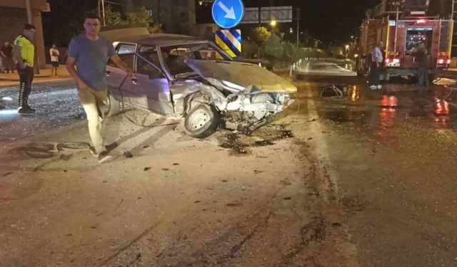 İki otomobil kafa kafaya çarpıştı: 1’i ağır 2 yaralı