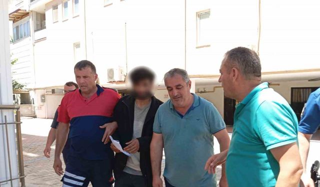 "İntiharkolik Hasan" yine sahnede: 200’den fazla kez çatıya çıktı, para alıp indi