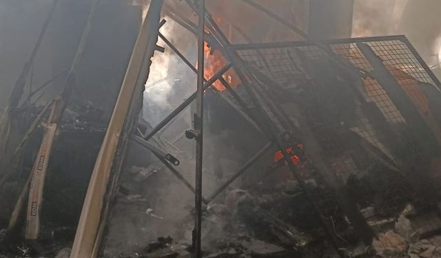 İş yerinde çıkan yangın diğer dükkanlara sıçramadan söndürüldü