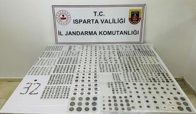 Isparta’da jandarmadan tarihi eser operasyonu: Bin 155 sikke ele geçirildi