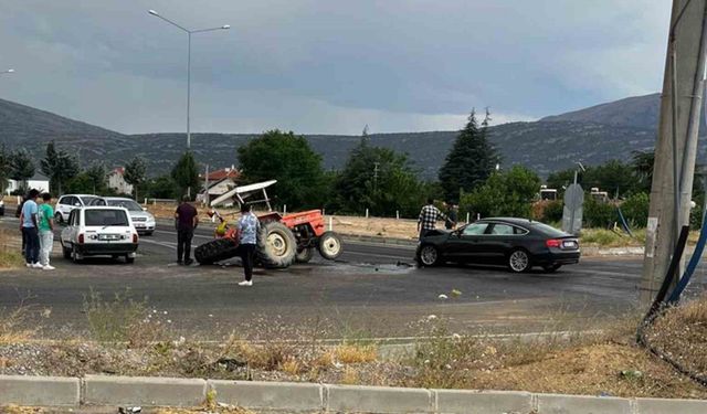Isparta’da otomobil ile traktör çarpıştı: 2 yaralı