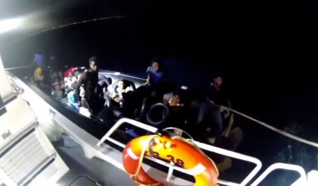 İzmir açıklarında sürüklenen lastik bottaki 3’ü çocuk 37 göçmen kurtarıldı